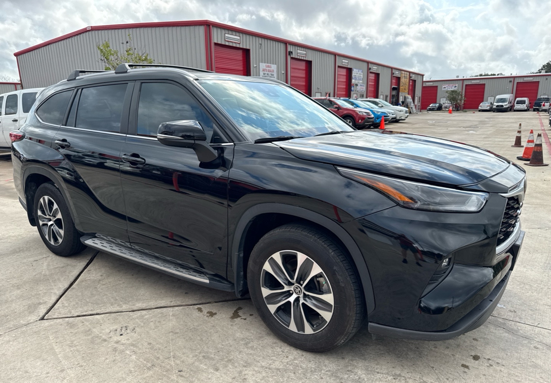 
								2023 Toyota Highlander XLE full									