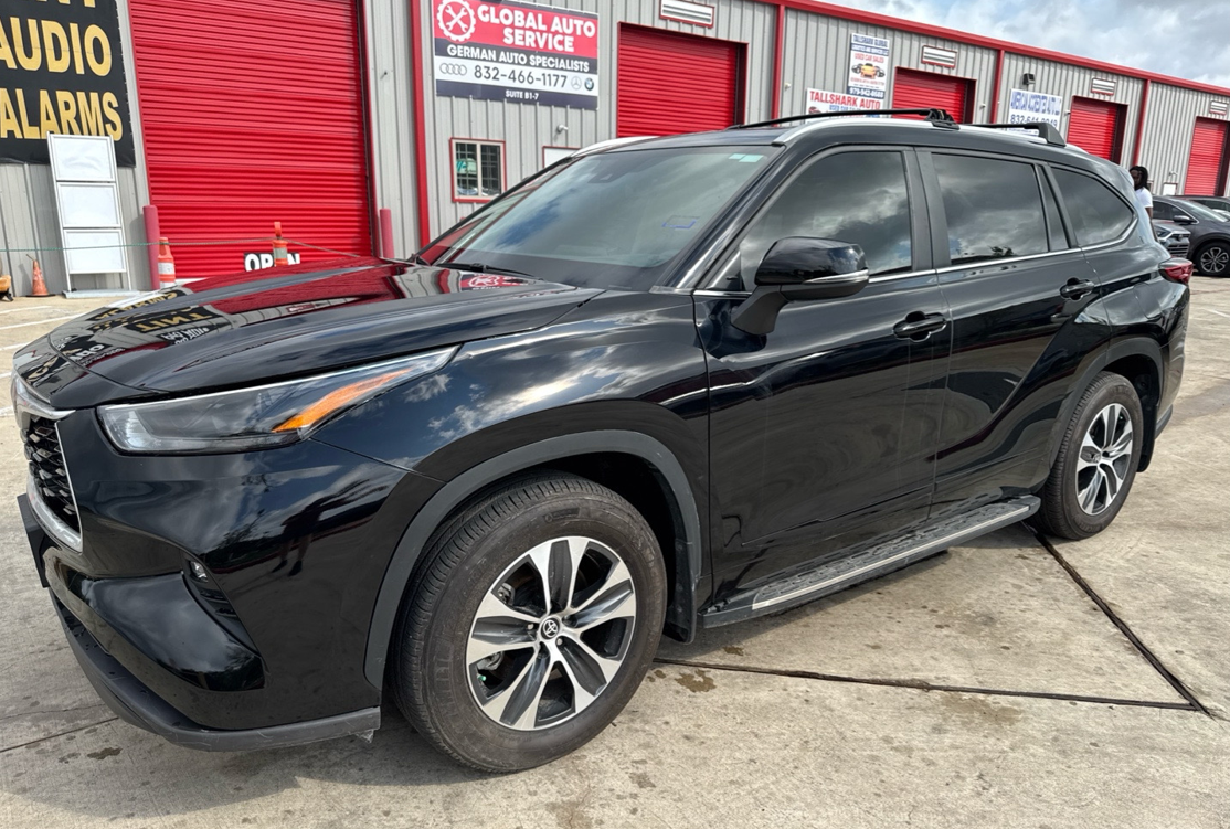 
								2023 Toyota Highlander XLE full									