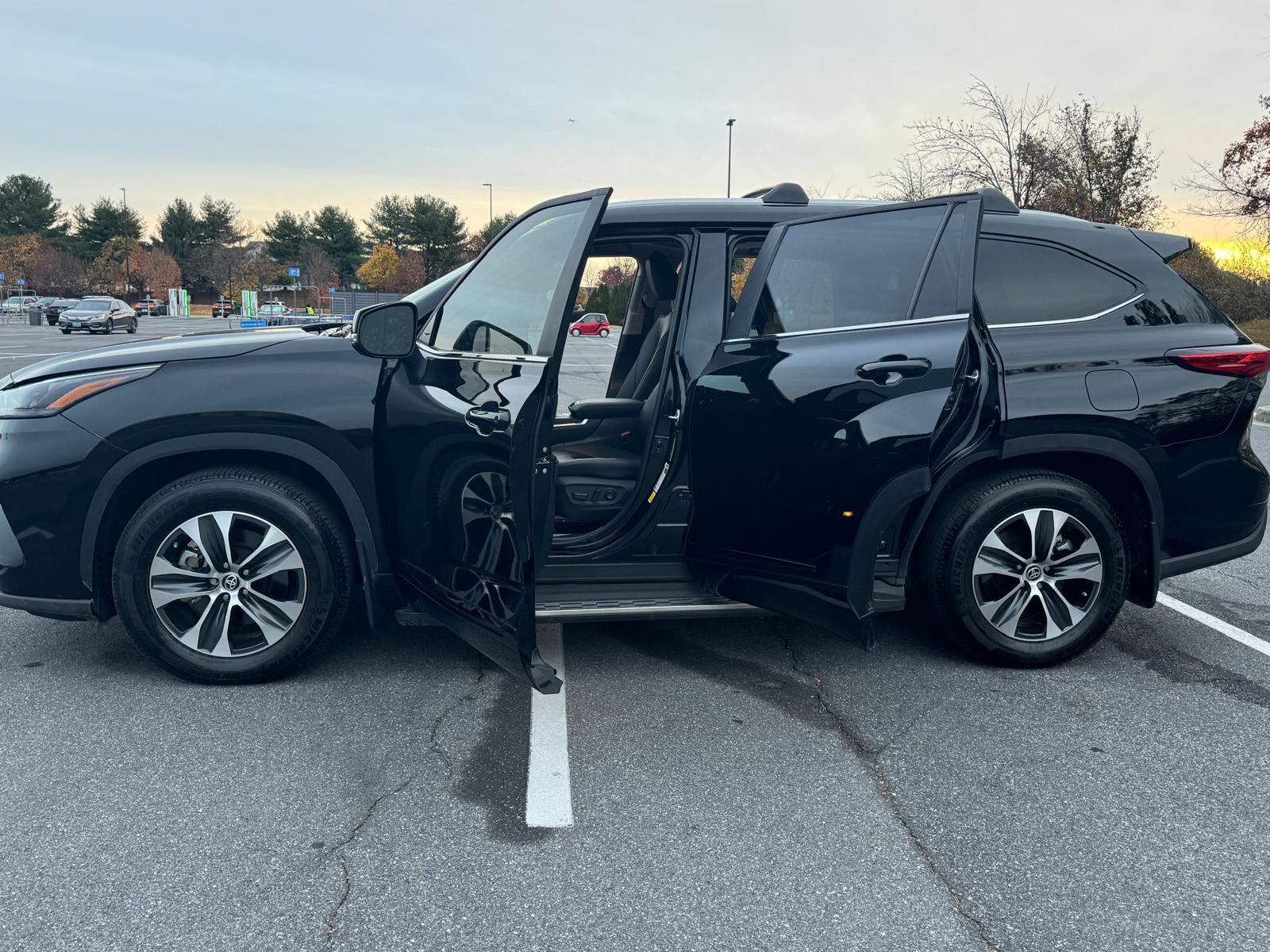 
								2023 Toyota Highlander XLE full									