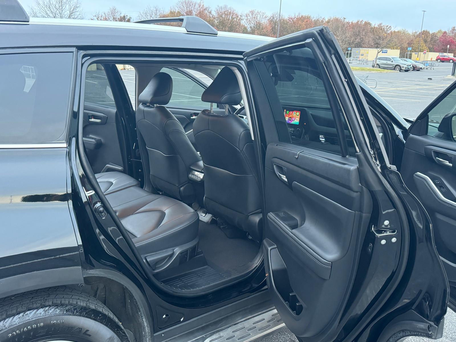 
								2023 Toyota Highlander XLE full									