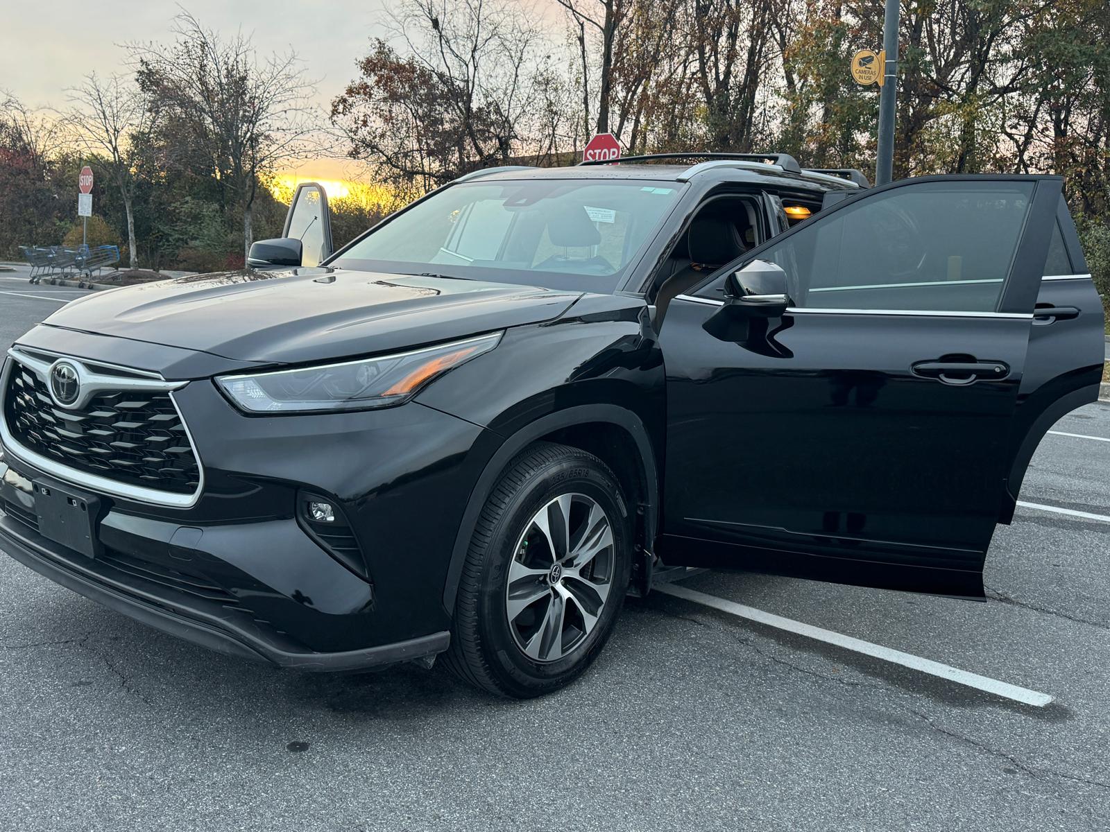 
								2023 Toyota Highlander XLE full									