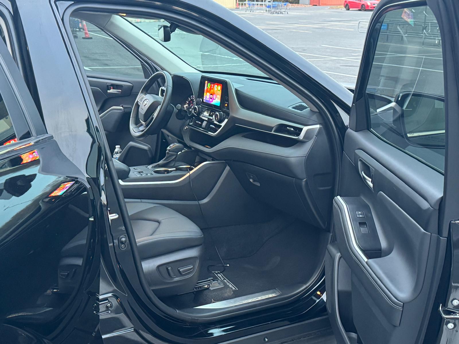 
								2023 Toyota Highlander XLE full									